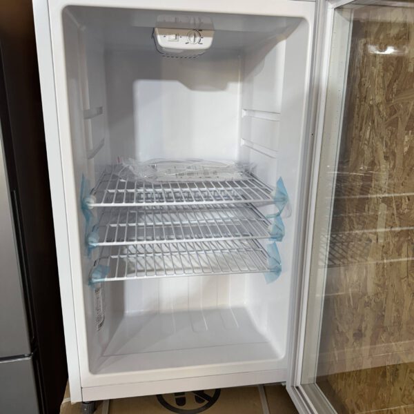 Glastür Kühlschrank für Getränke weiß 105L LED 85,5cm EEK: F Neu – Bild 2